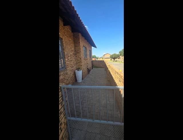 3 BEDROOM TOWNHOUSE FOR SALE IN KOOKRUS